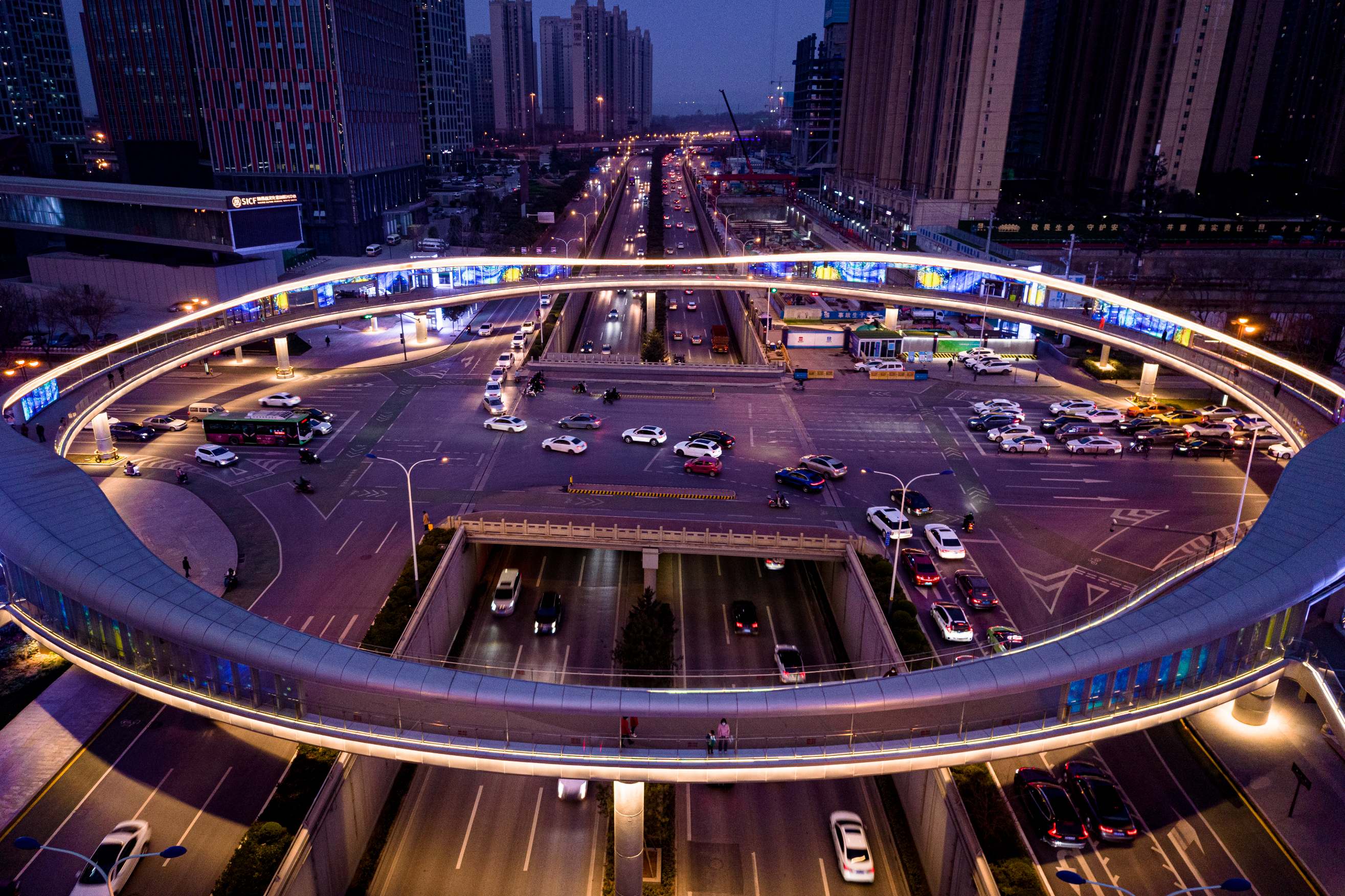 开屏新闻-漂亮！云南首座铝合金人行天桥建成启用，这里过街更安全啦